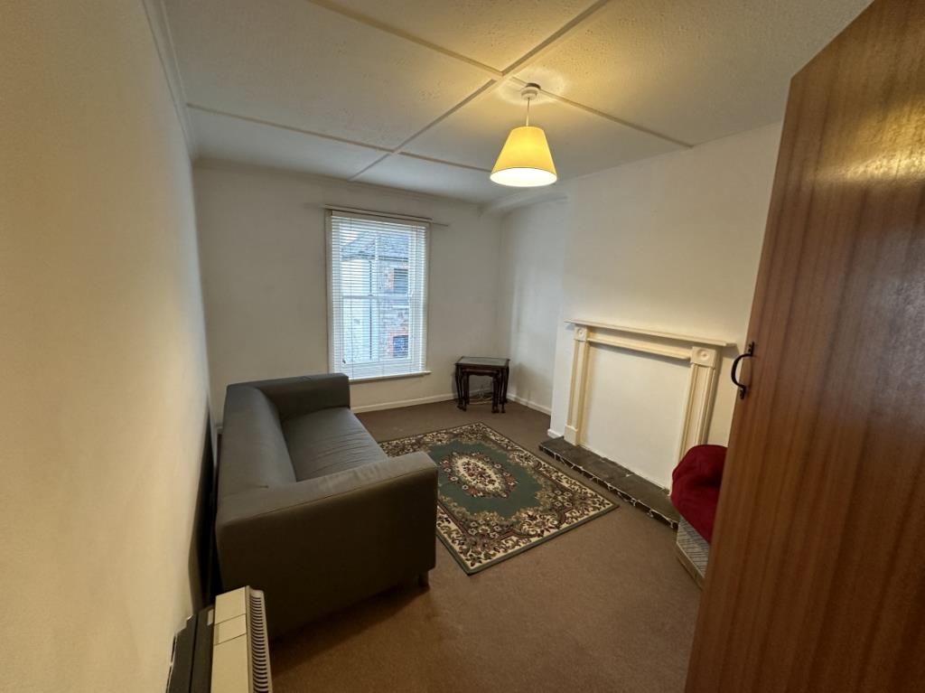 Lot: 94 - PART LET MIXED USE INVESTMENT - Flat living room